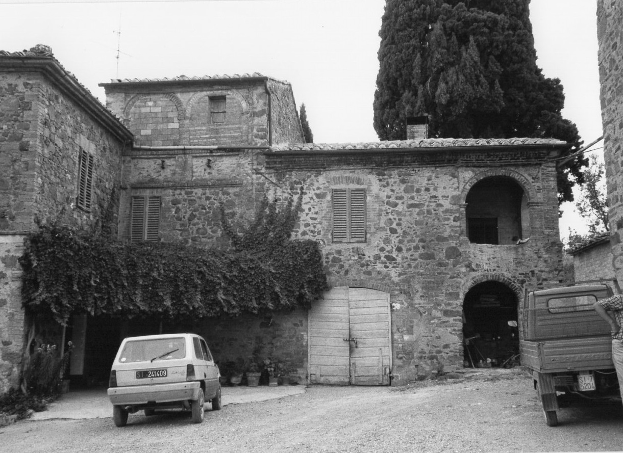 PODERE LE COMUNALI CON CAPPELLA DI SAN FRANCESCO
