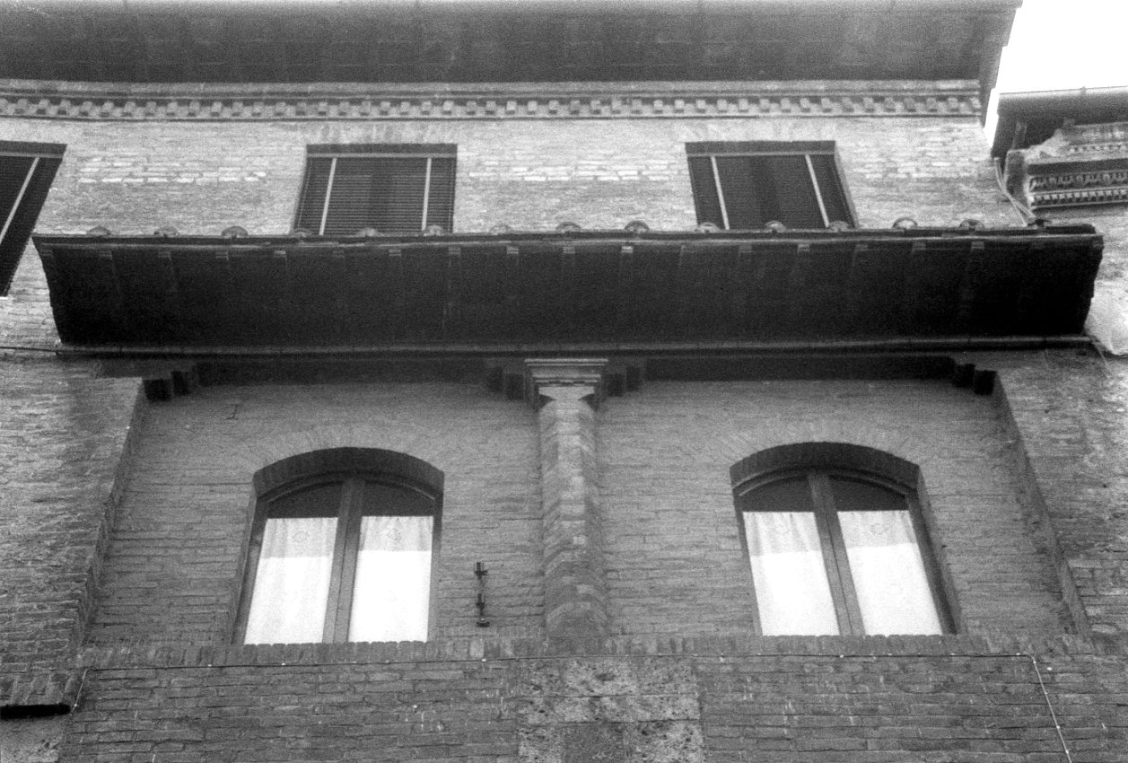 Casa di origine duecentesca in via Camollia
