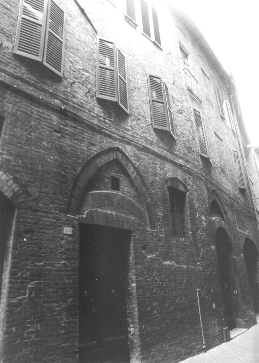 Casa di origine trecentesca in Via Franciosa
