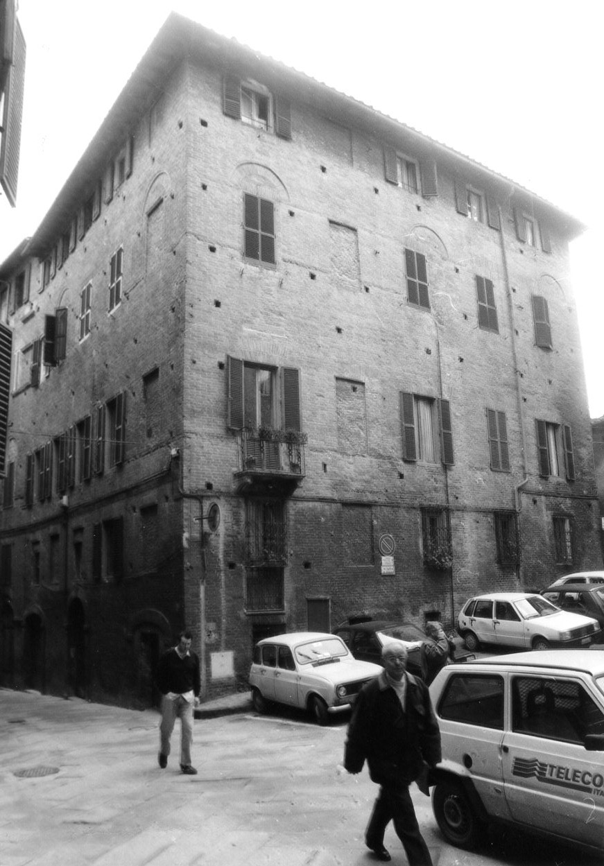 Casa medievale in via Stalloreggi angolo Piazza del Conte