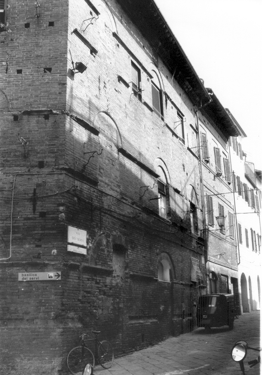 Palazzetto d'angolo tra Via dei Servi e via delle Cantine