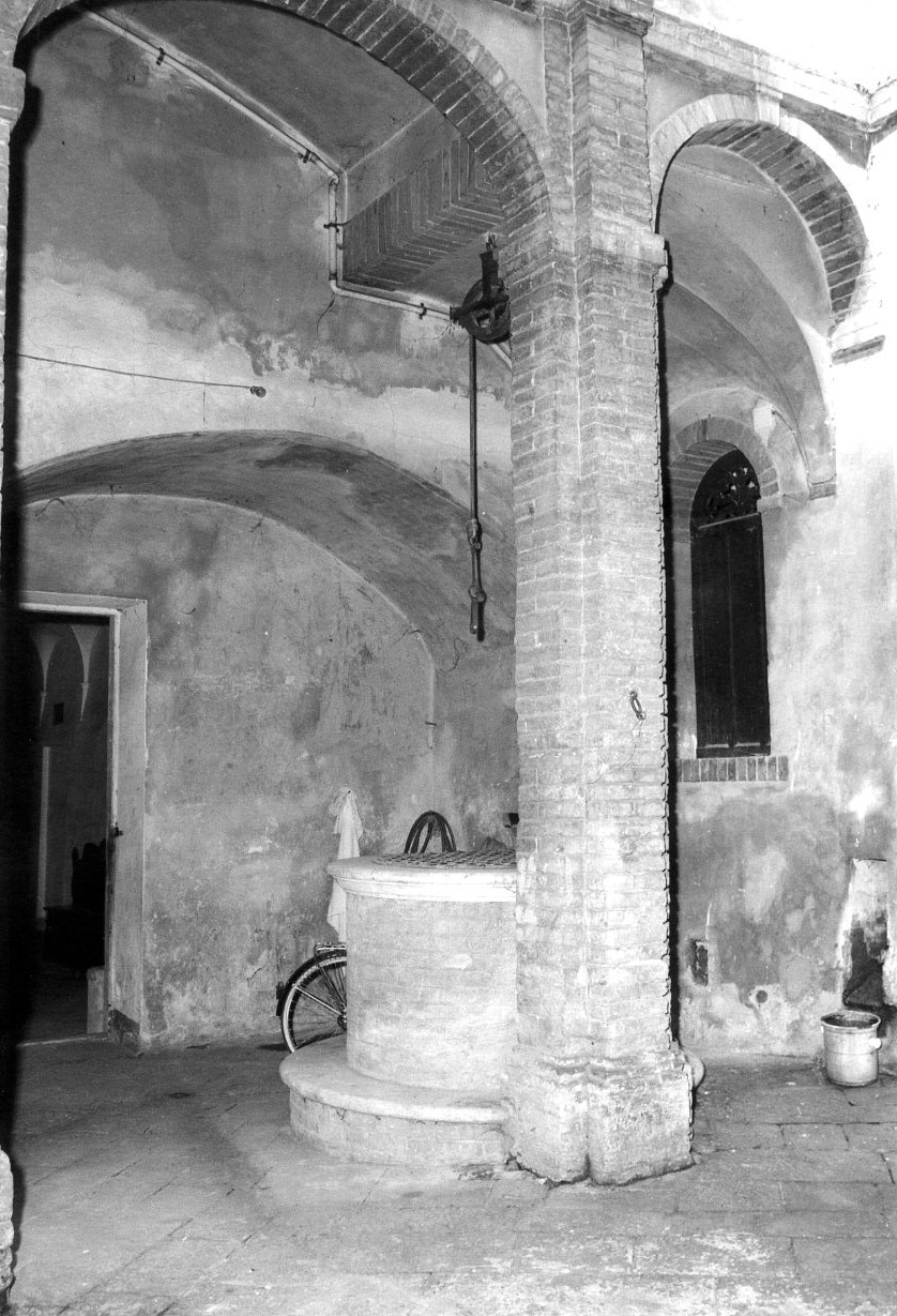 Pozzo del palazzo Camaiori Barzellotti