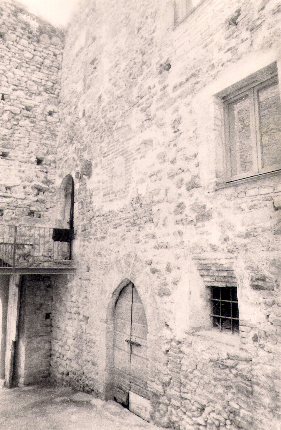 Edificio presso la porta