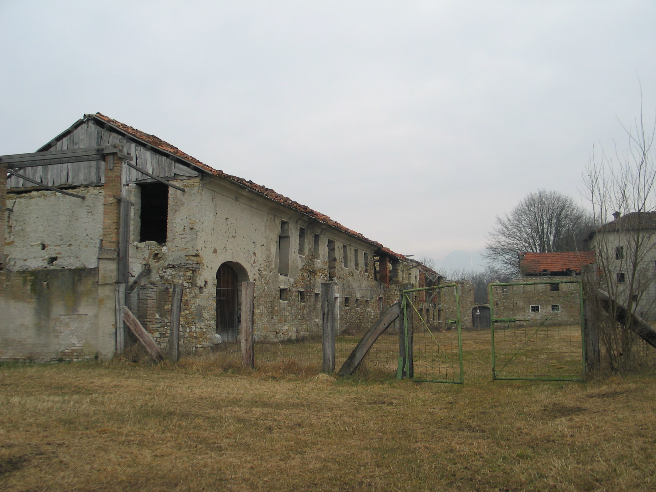 Annessi rustici: fienili, granai, abitazioni contadini