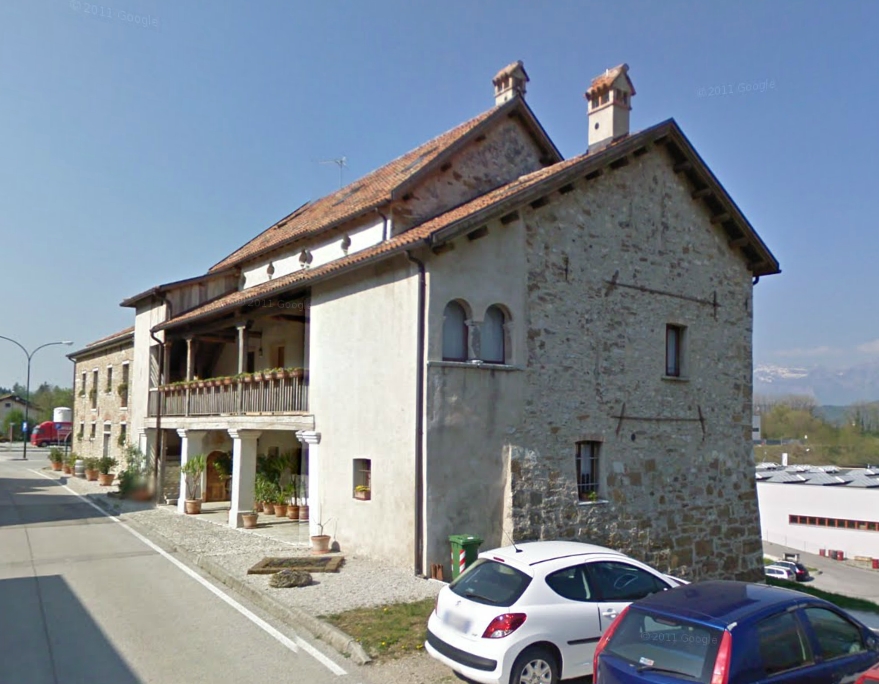 Casa con ballatoio e fienile