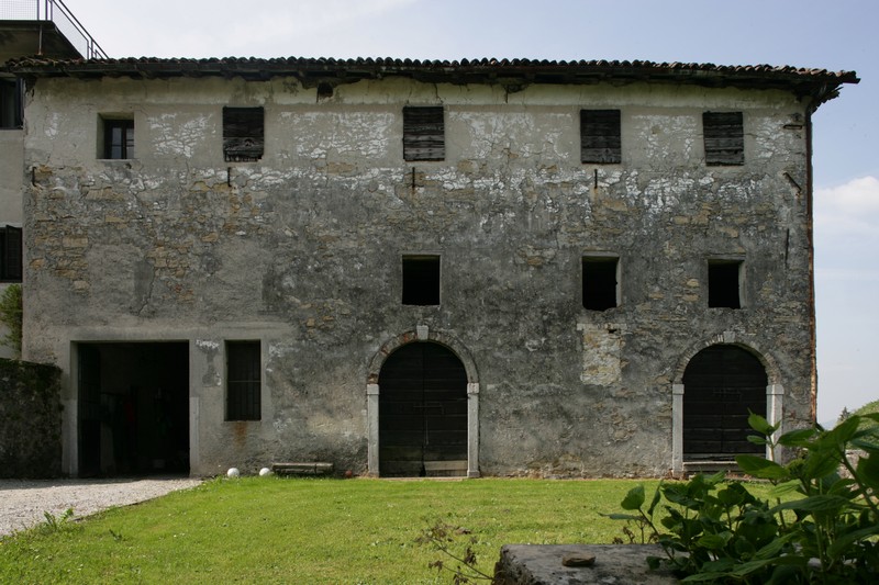 Ex stalla con fienile e granaio