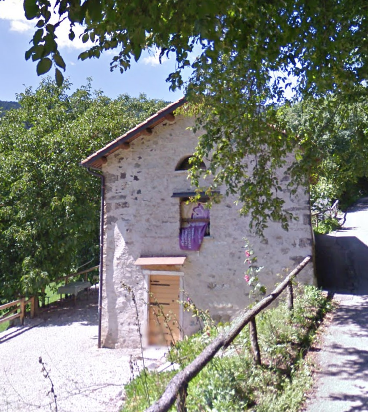 Casera con stalla e fienile