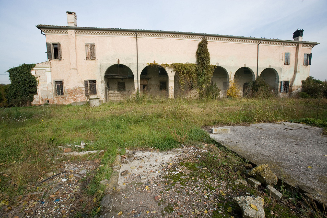 Edificio rurale sito in località Pozzoveggiani