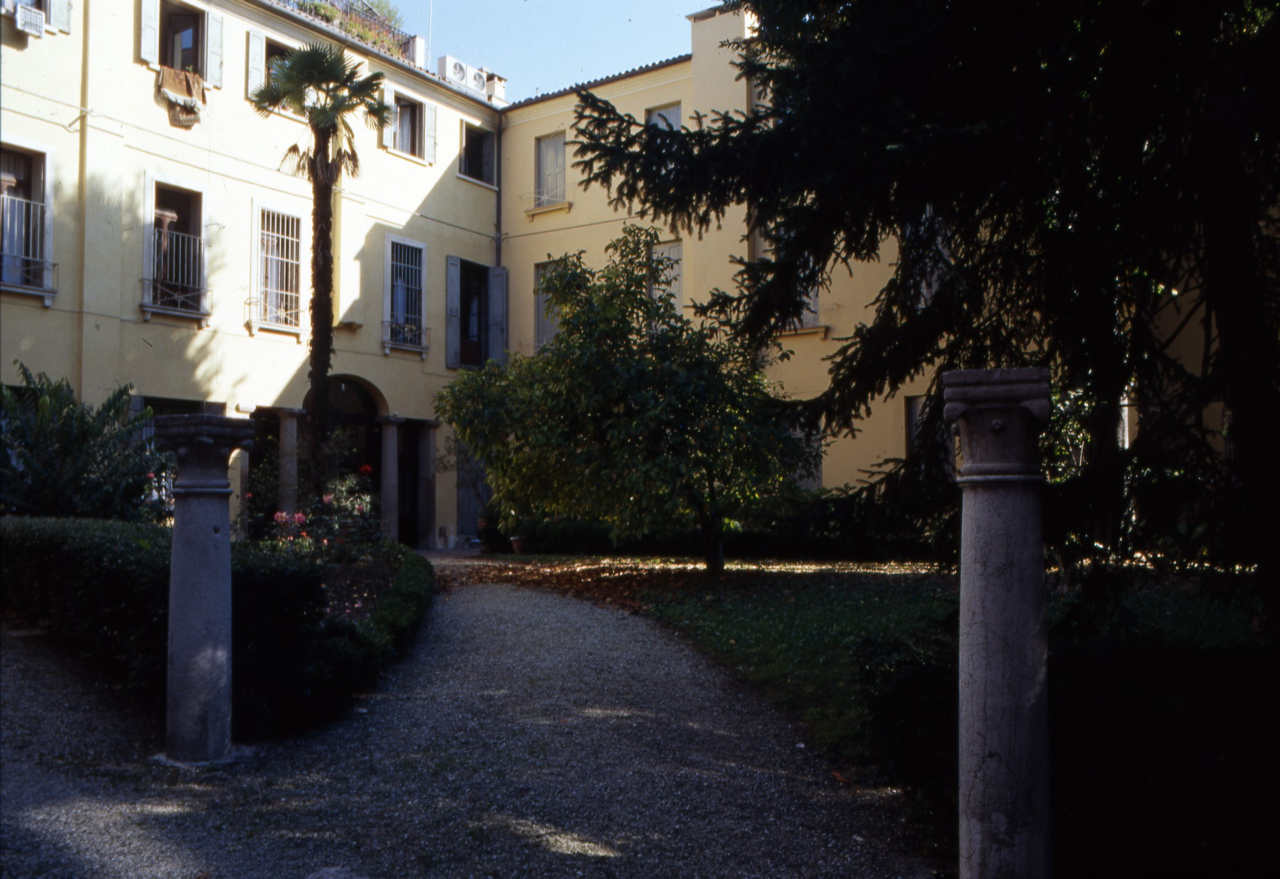 giardino di Palazzo Dondi dell'Orologio, Giusti
