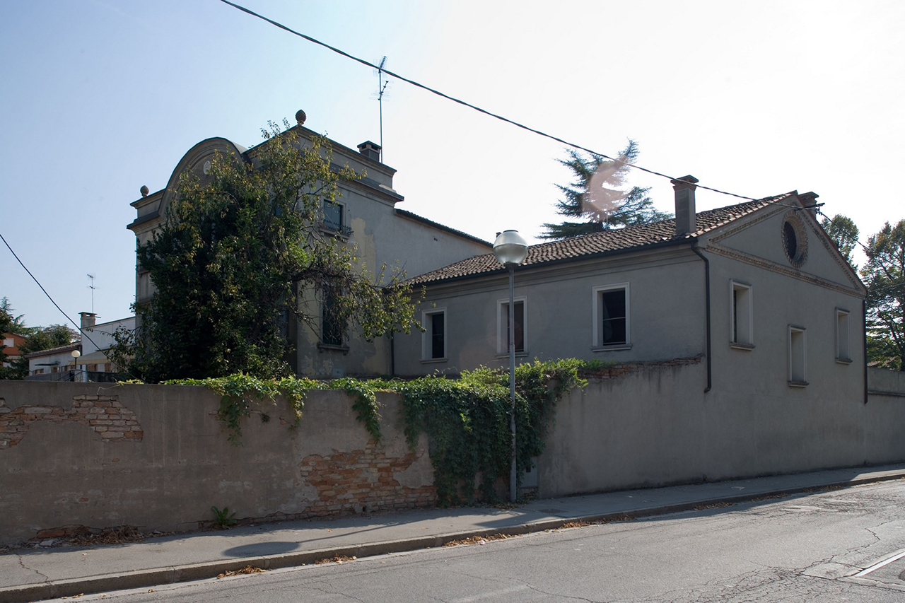 Adiacenze del Palazzetto con timpano e adiacenze