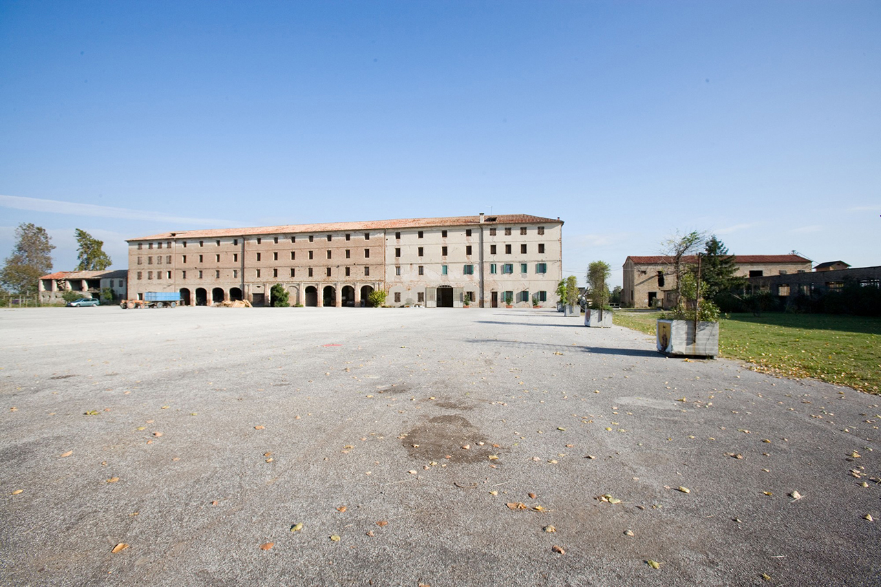 Edificio rurale noto come "Palazzo Jacur" ora Giacometti e adiacenze