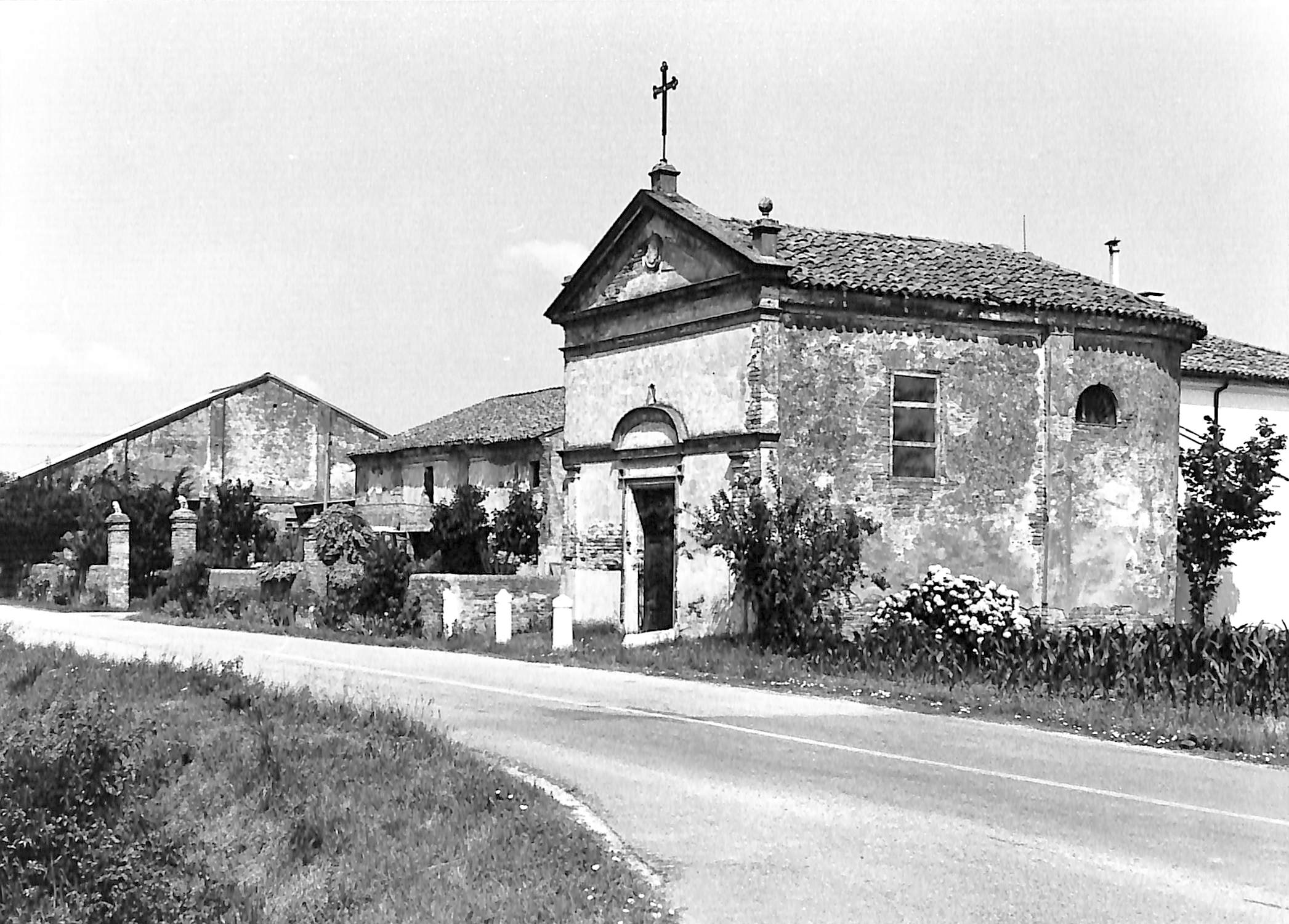 Corte rurale con oratorio di S. Rocco