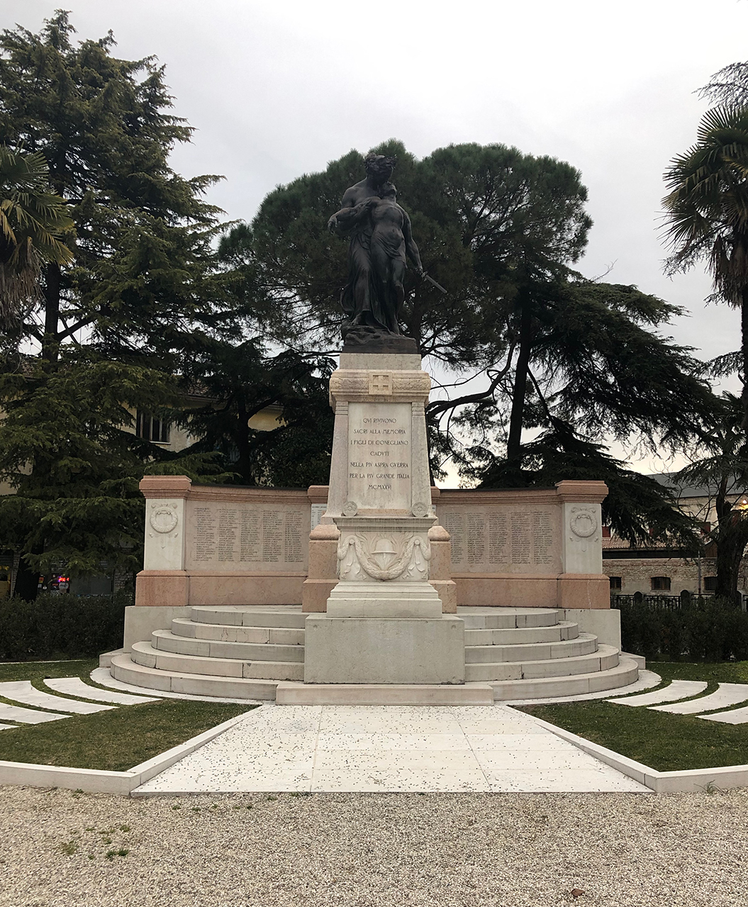 Piazza IV Novembre e monumento ai caduti della guerra