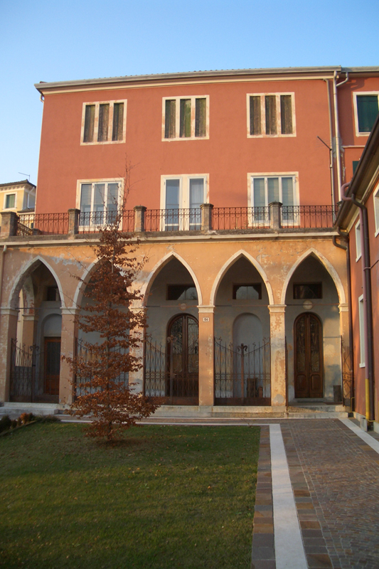 Adiacenze ex Scuola Apostolica