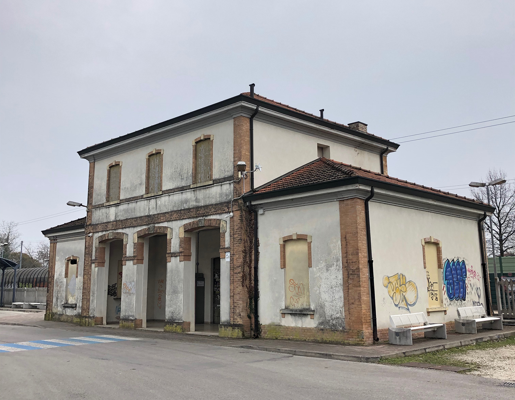 Fabbricato viaggiatori e alloggio e sedime
