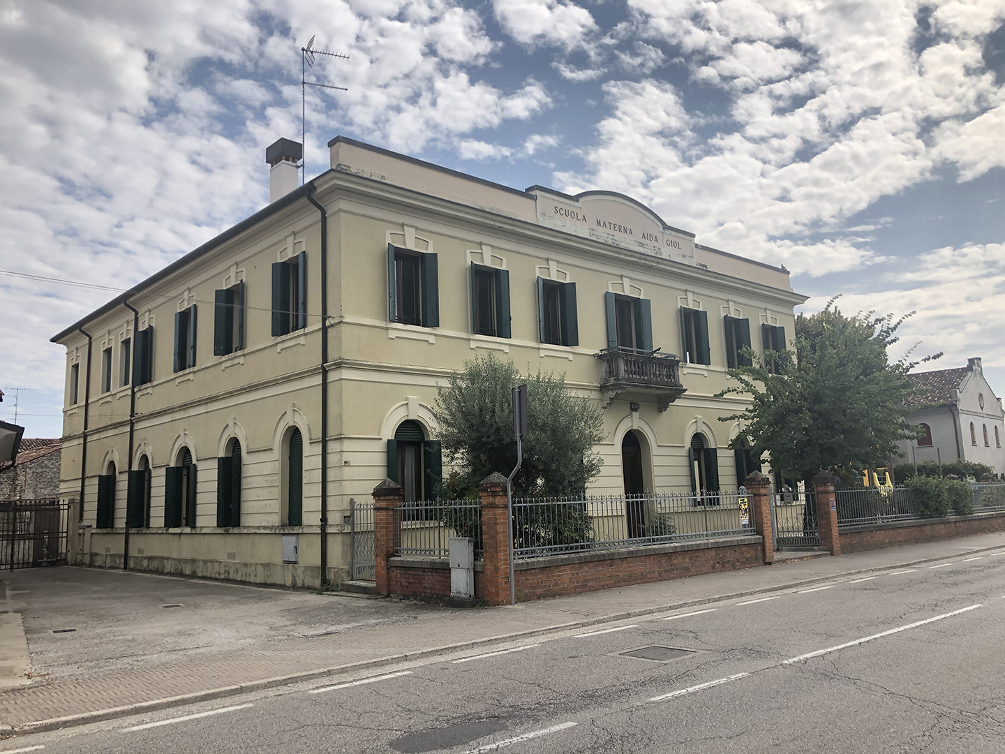 Edificio adibito a scuola materna Aida Giol