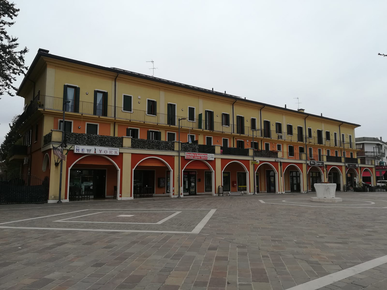 Edificio con portici e nuova Piazza del Mercato