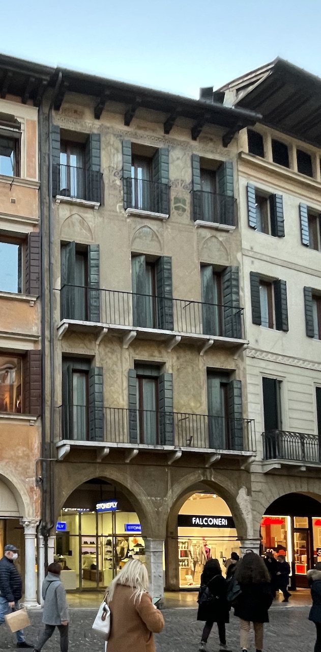 Casa con affresco