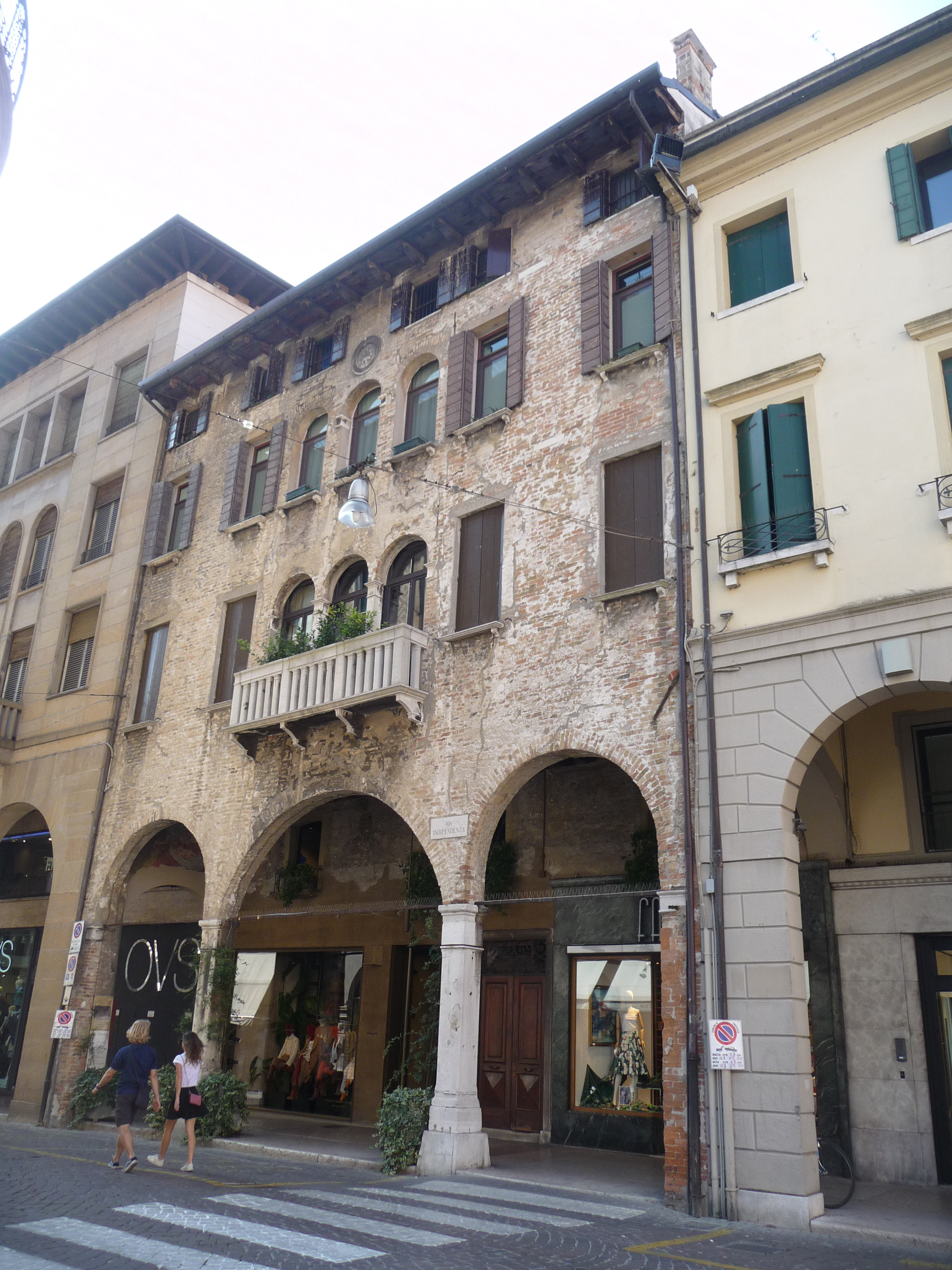 Casa del secolo XVI in Via Indipendenza 2-4-6