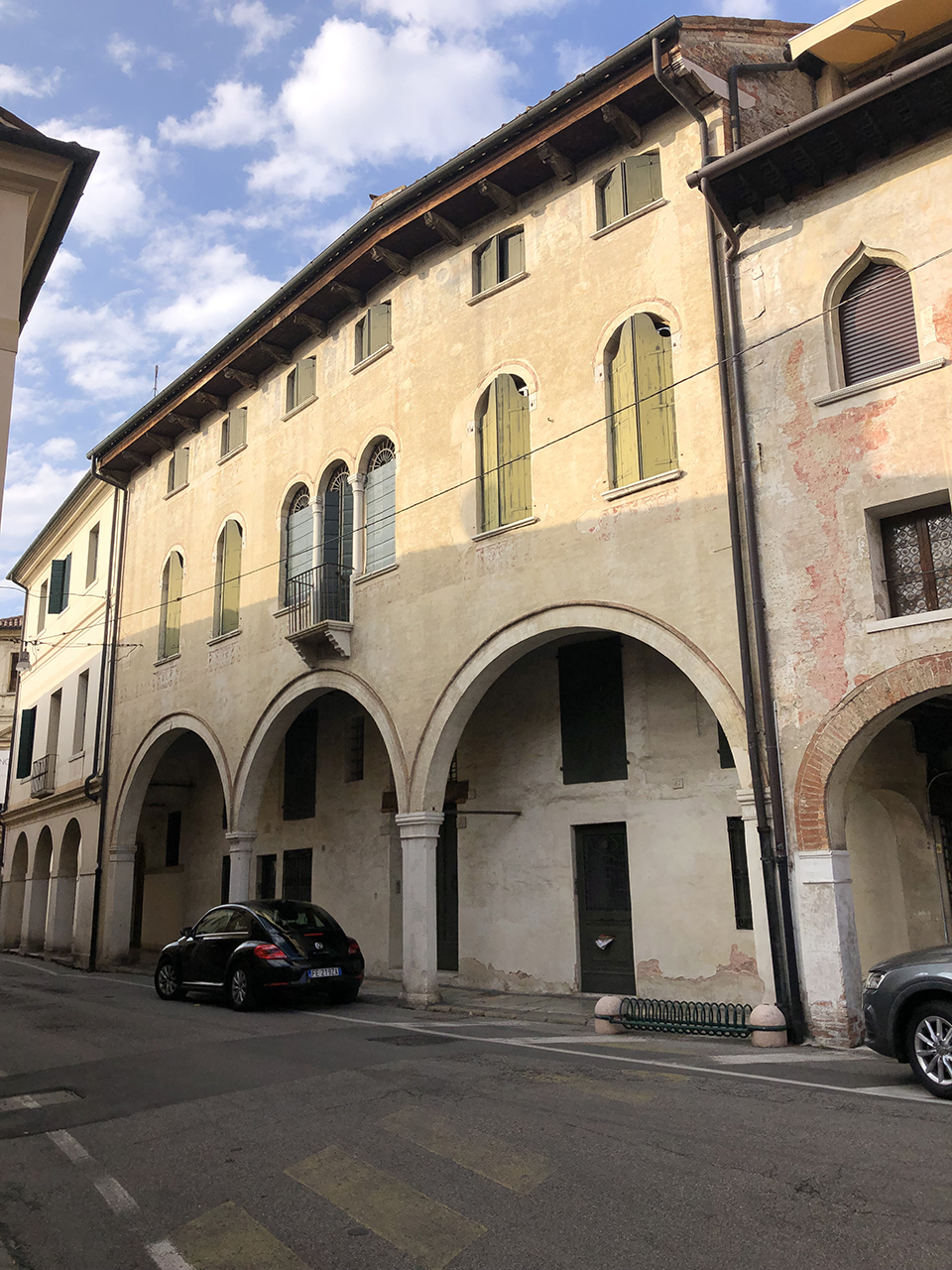 Casa quattrocentesca a due piani con mezzanino e sottotetto