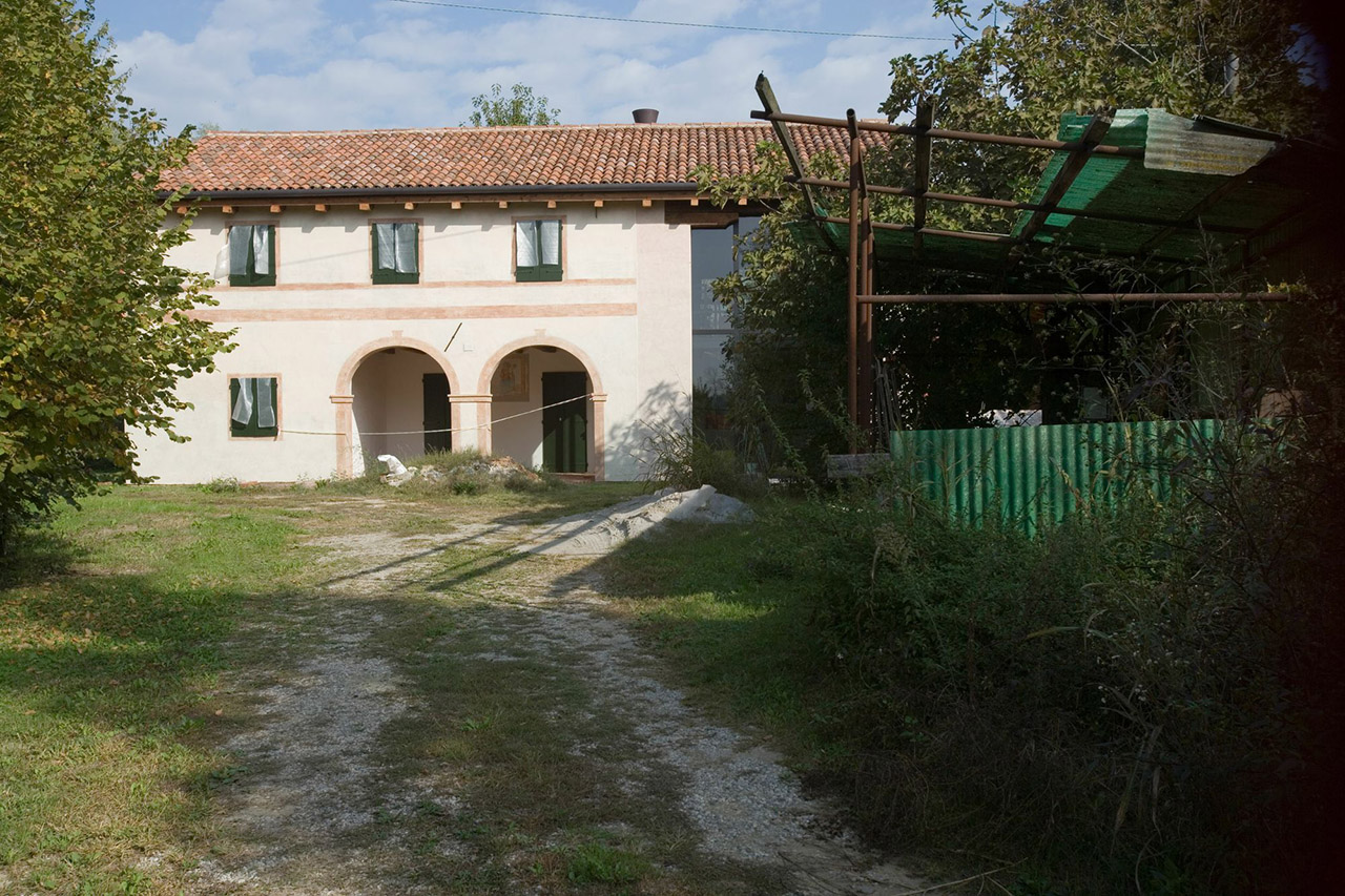 Edificio rurale con pertinenze