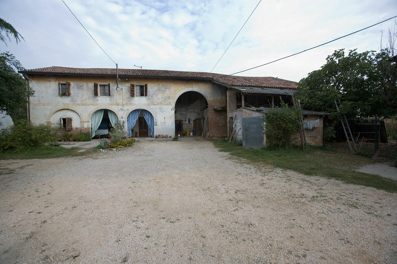 Edificio rurale con pertinenze