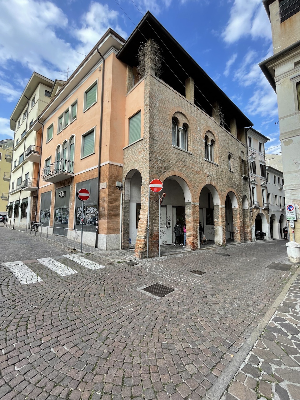 facciata di casa romanica