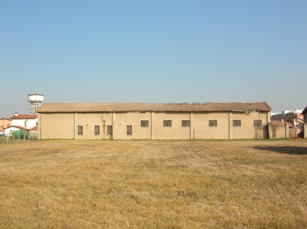 Monta equina, uffici e depositi