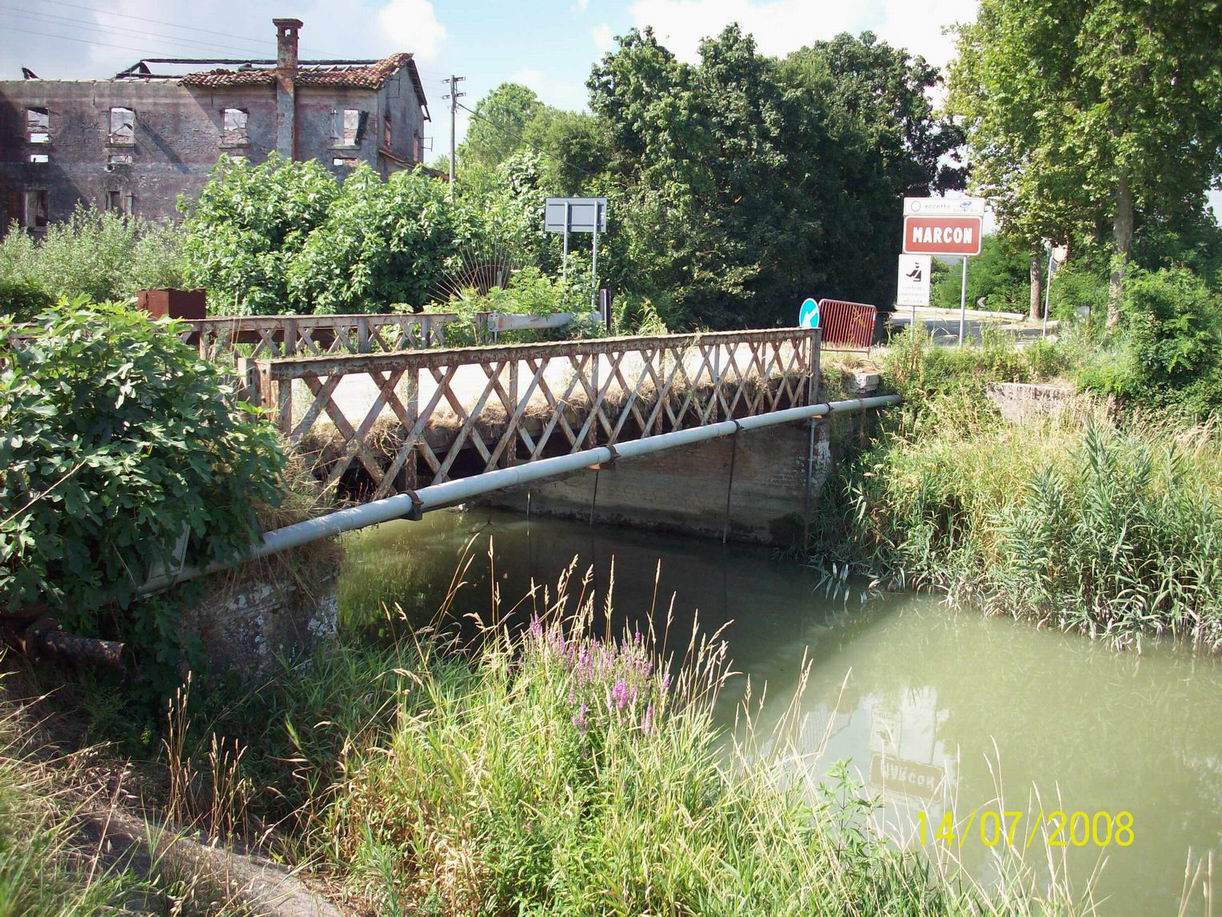 ponte metallico sul fiume Zero