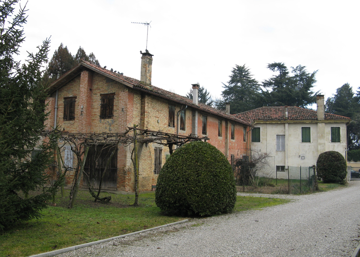 Casa colonica, stalla, fienile