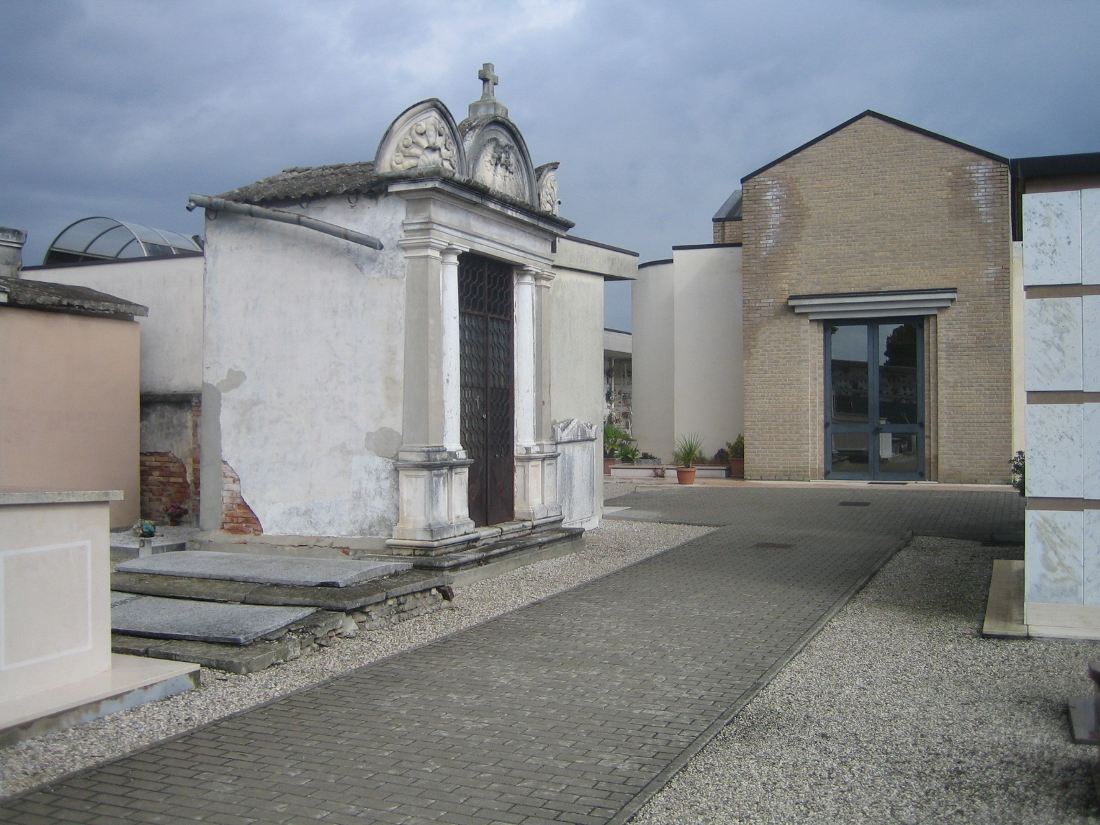 Tomba della famiglia Brozolo