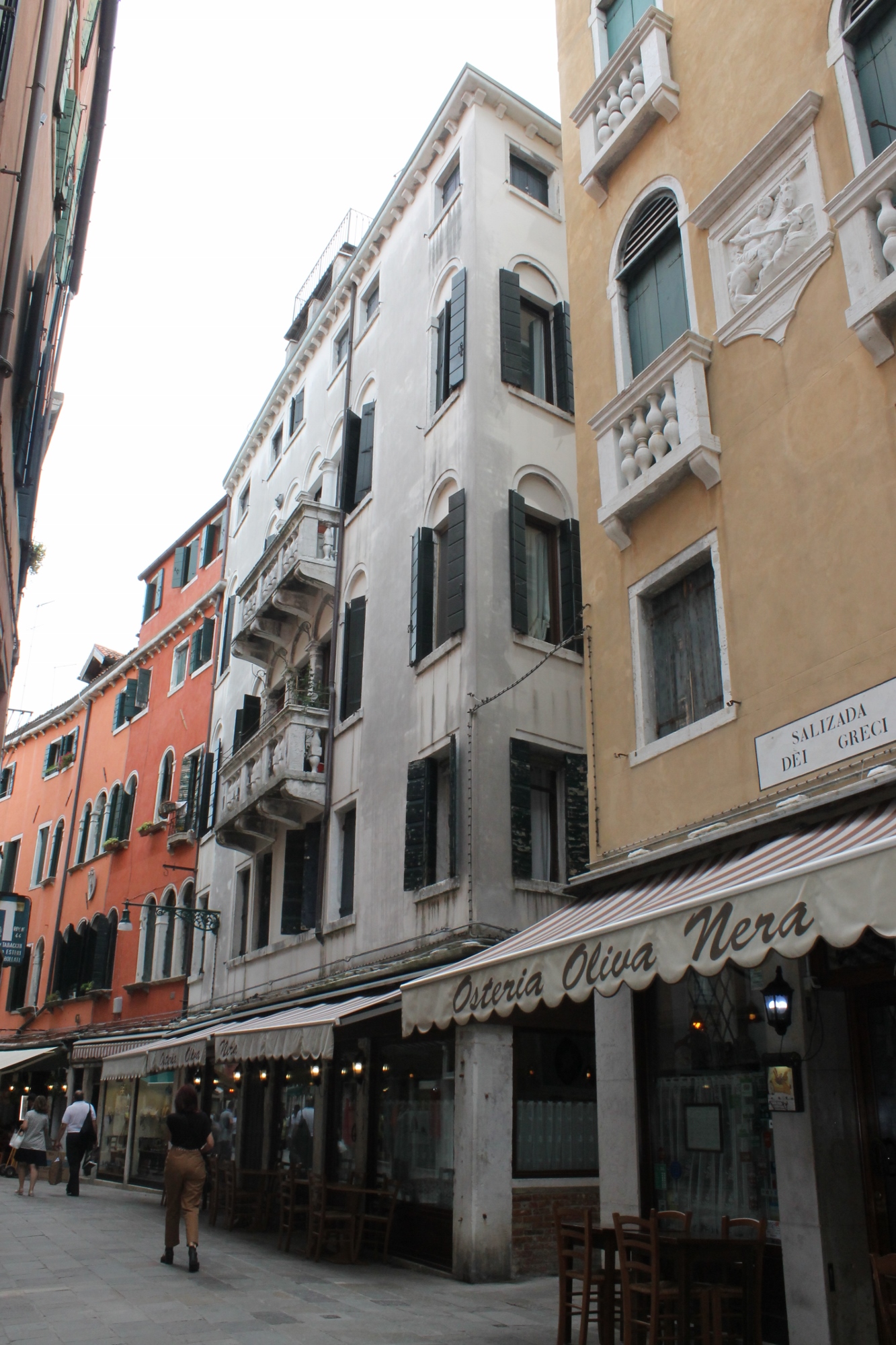 Casa ad appartamenti, privata