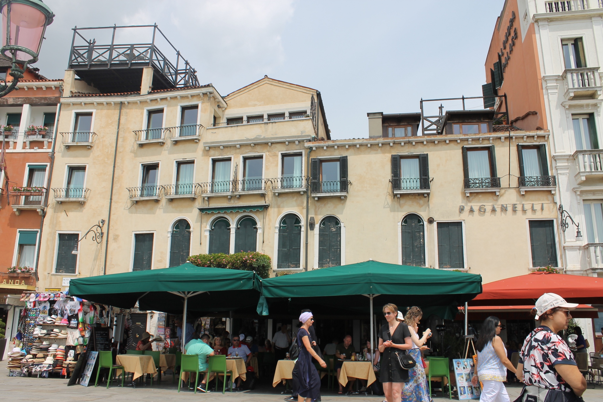 Casa ad appartamenti, privata