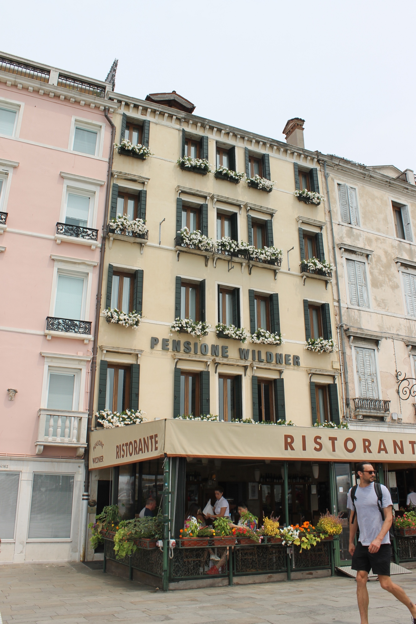 Casa ad appartamenti, privata