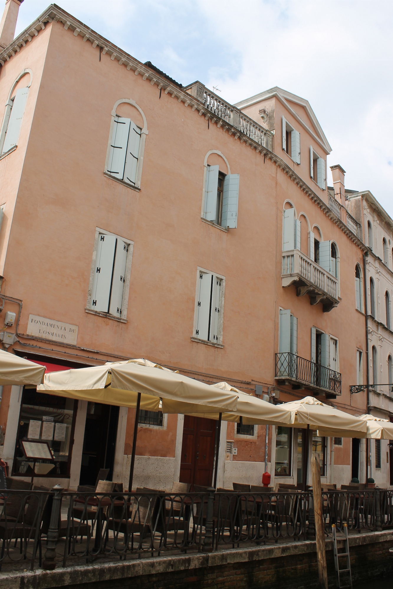 Casa ad appartamenti, privata