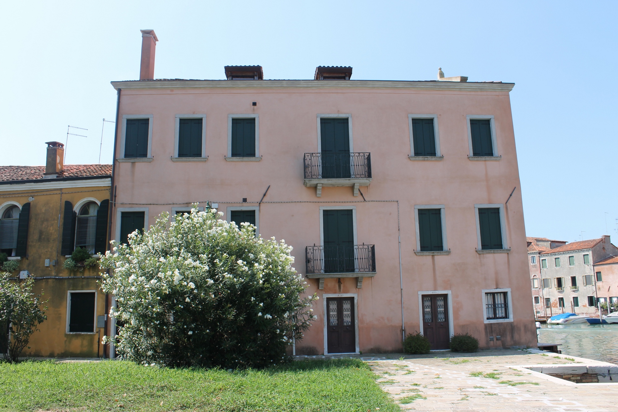 Casa ad appartamenti, privata