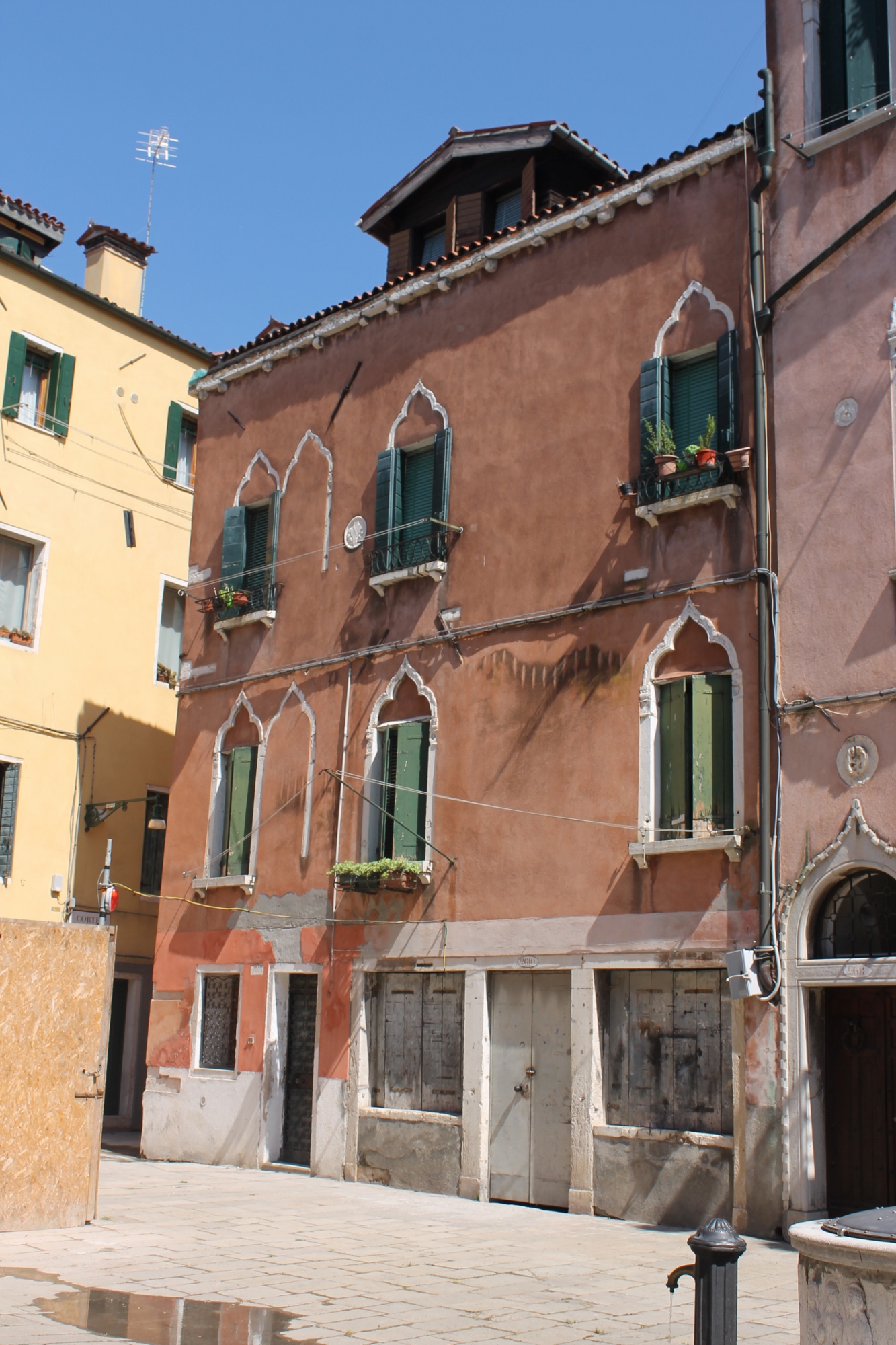 Casa ad appartamenti, privata