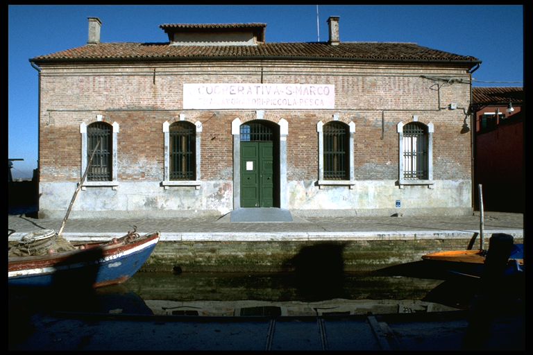 Complesso industriale con corte e annessi
