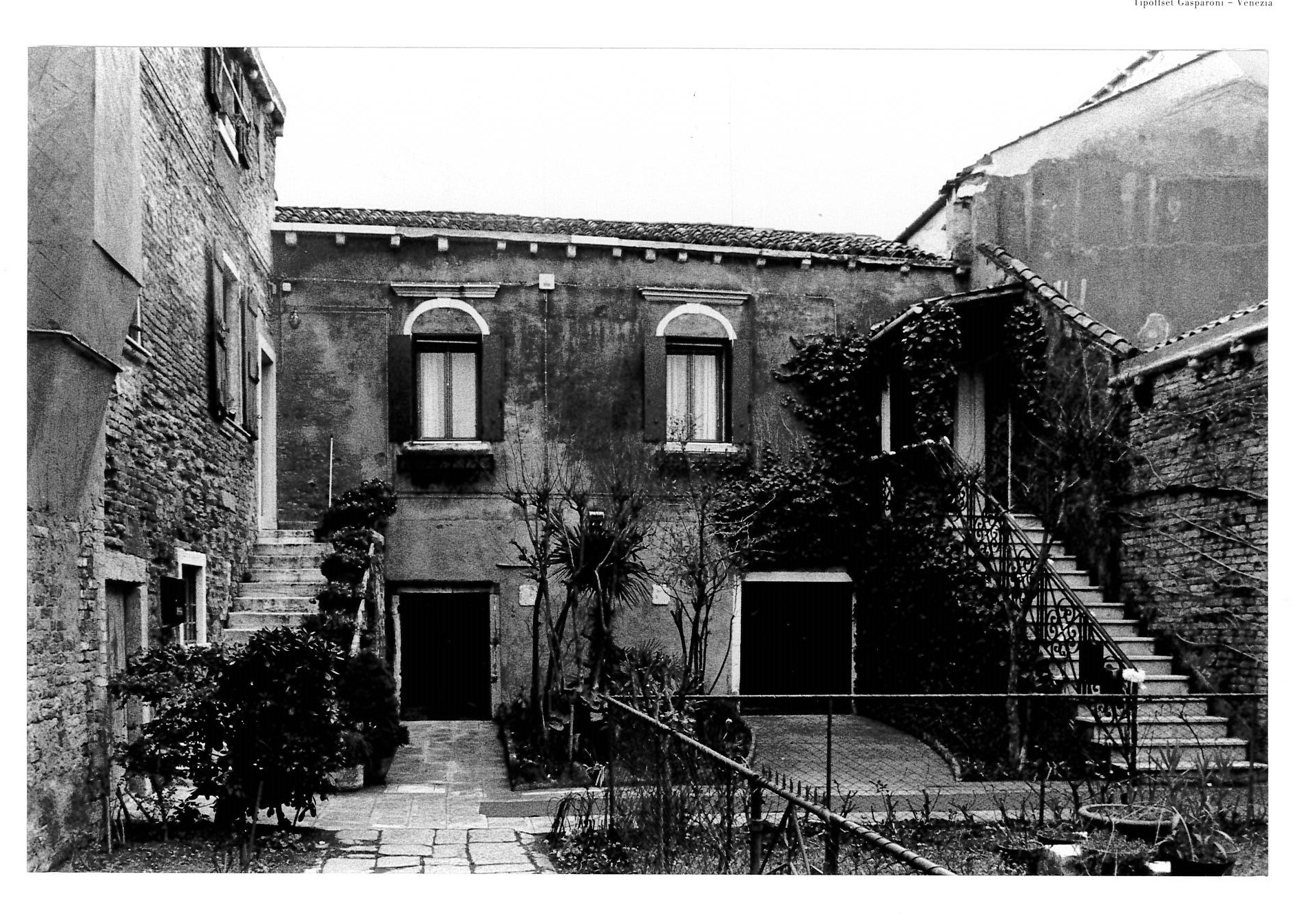[Casa a corte in Fondamenta S. Giovanni Battista, 25, 26]