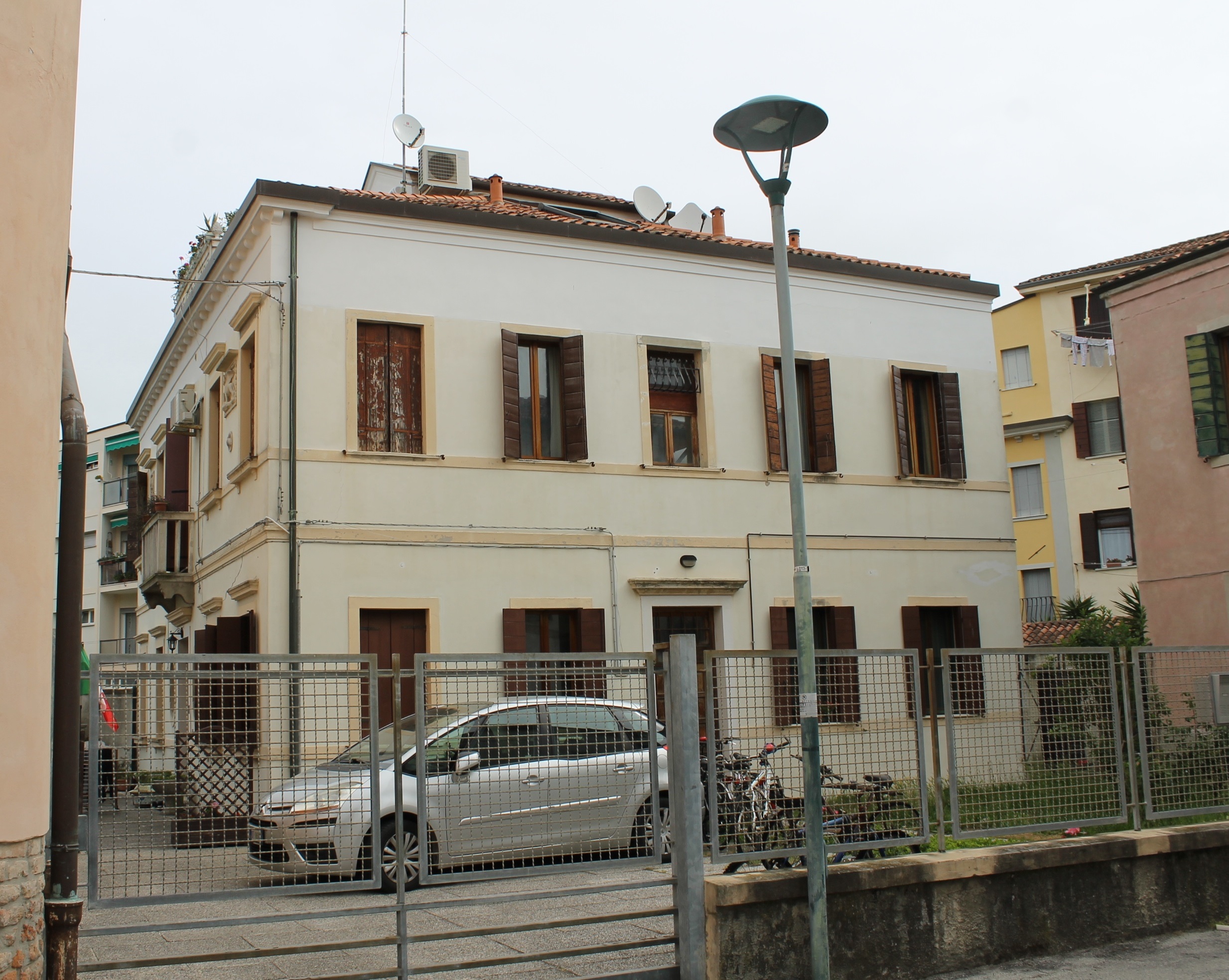 [Casa plurifamiliare in Via Jacopo da Riva, 4]