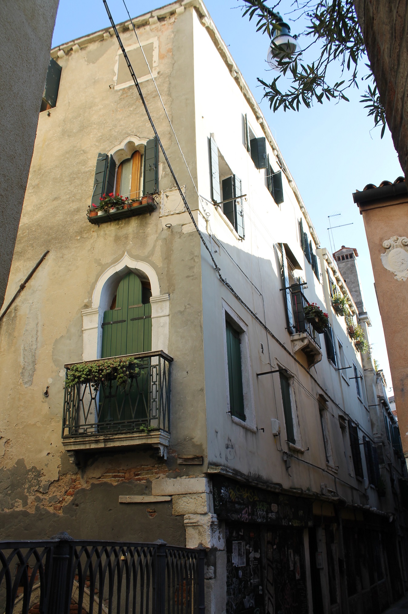 [Palazzo in Dorsoduro, 1233, 1236, 1237/ Calle della Toletta]