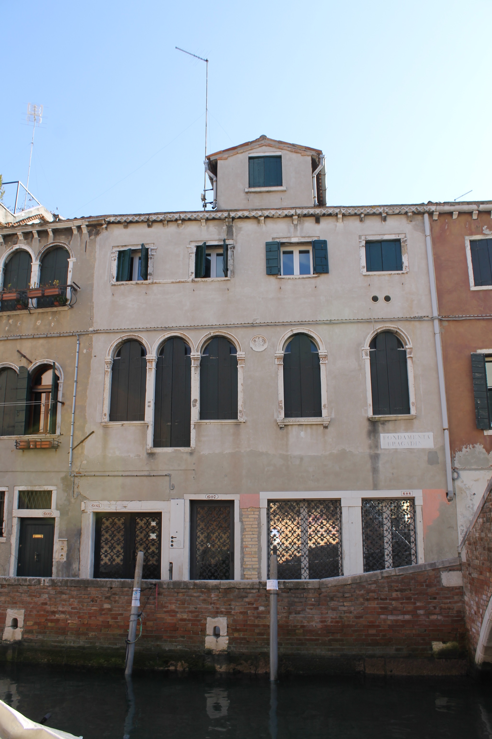 [Palazzo in Dorsoduro, 606, 607, 608/ Fondamenta Bragadin]