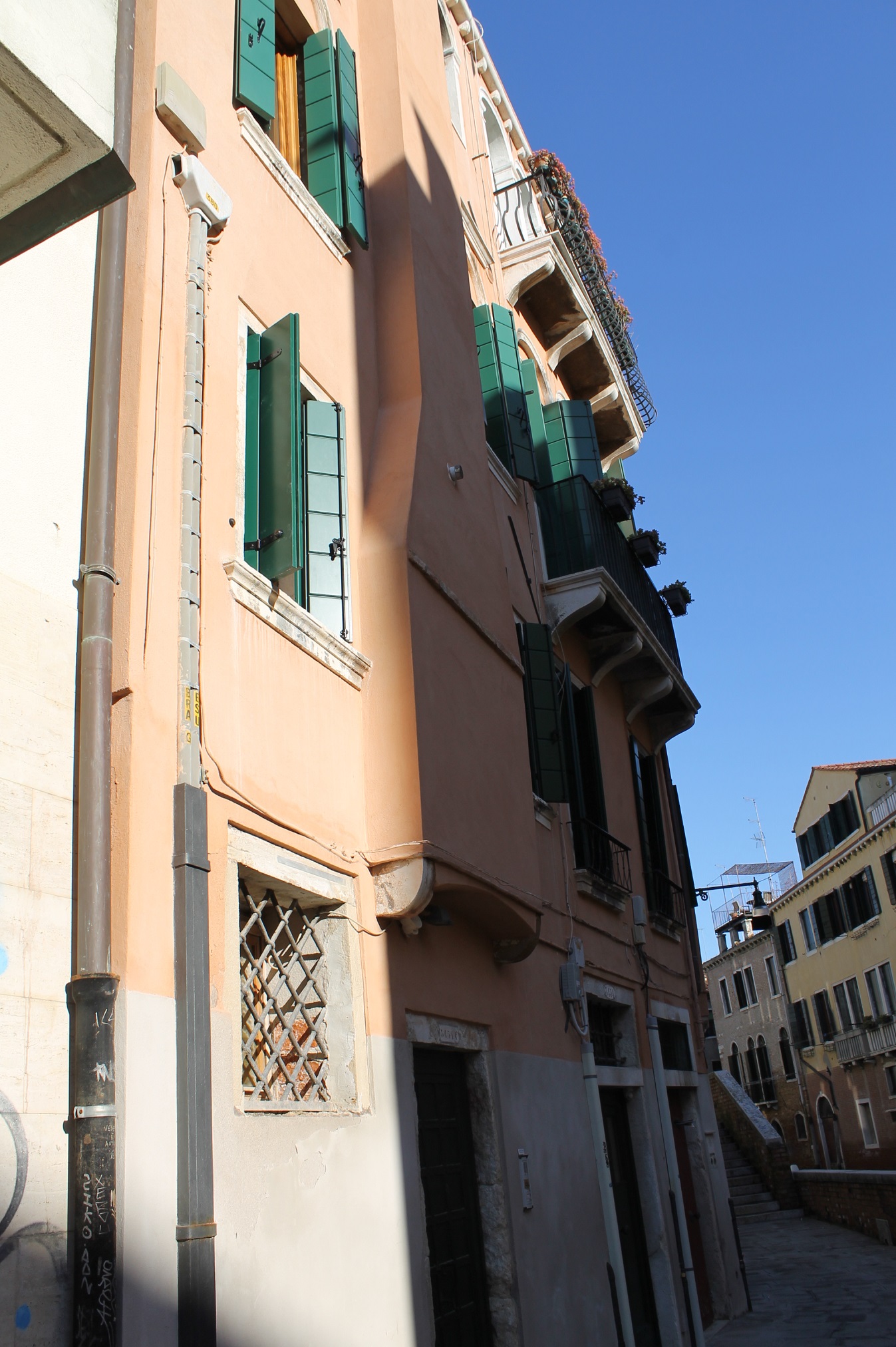 [Palazzo plurifamiliare in Dorsoduro, 3452-3454A/ Fondamenta Foscarini]