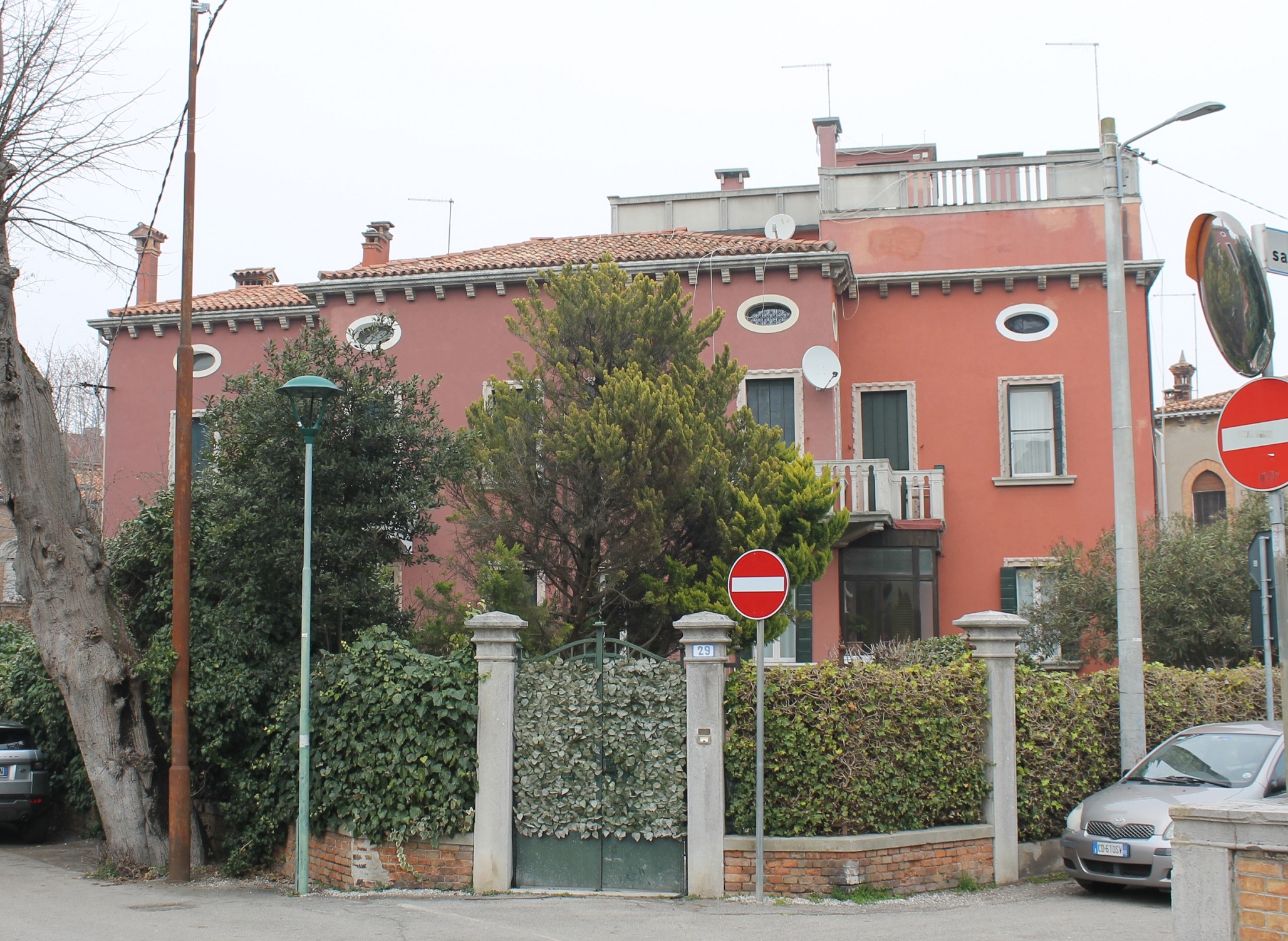 [Villa plurifamiliare in via Lorenzo Marcello, 27, 29]
