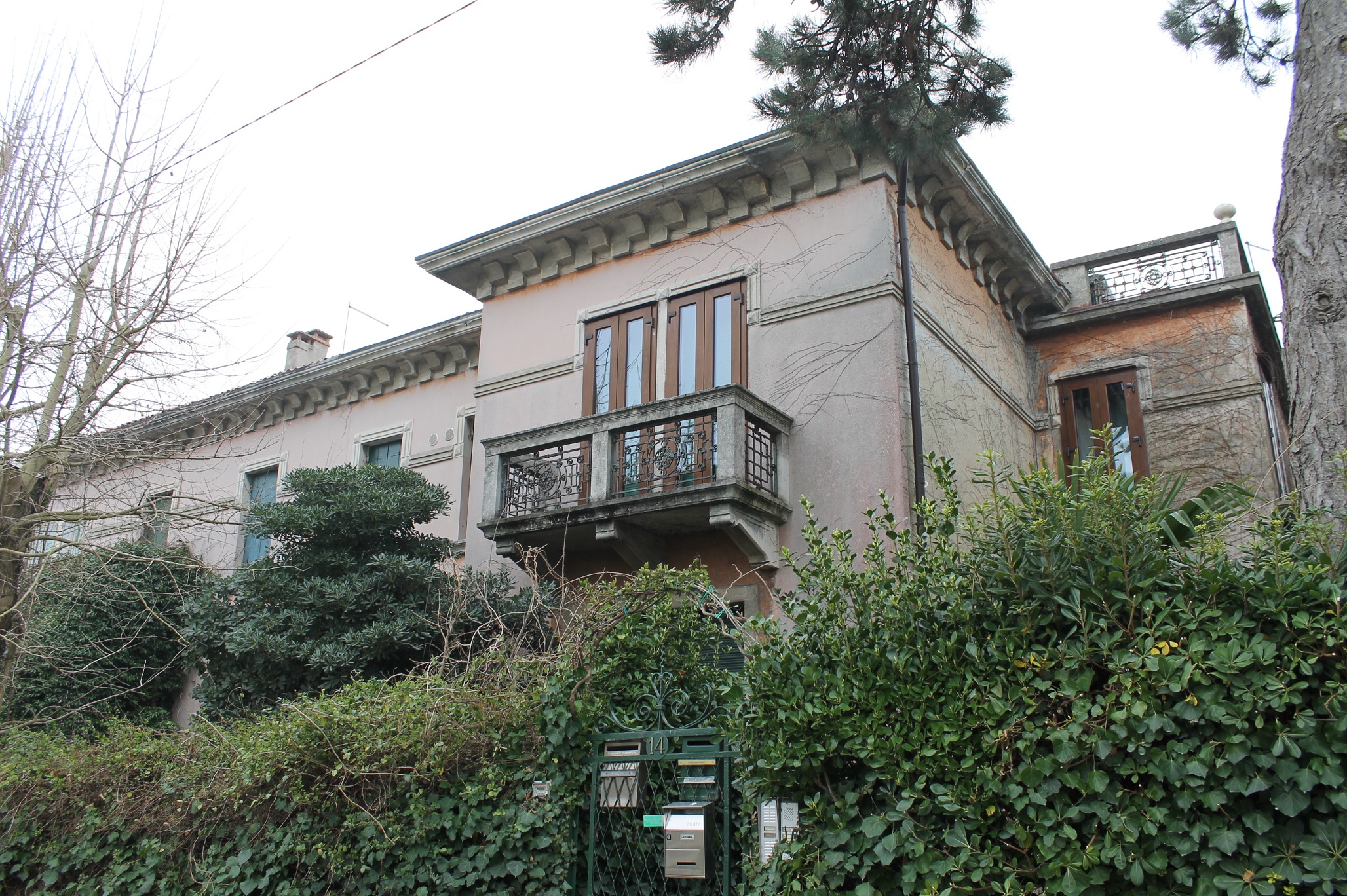 [Villino abbinato in Via San Giovanni d'Acri, 13, 14]
