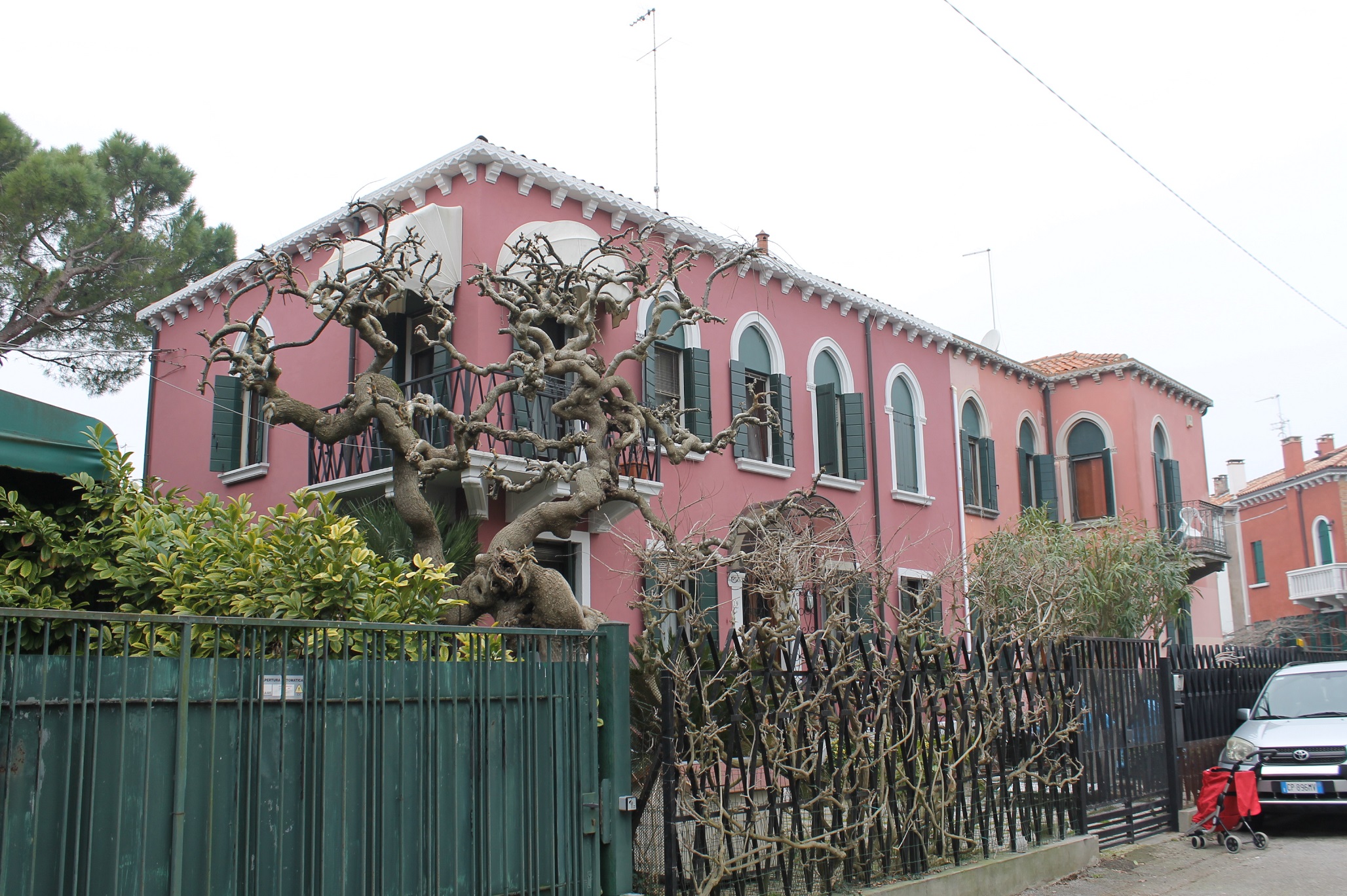 [Villino abbinato in Via San Giovanni d'Acri, 19, 20]