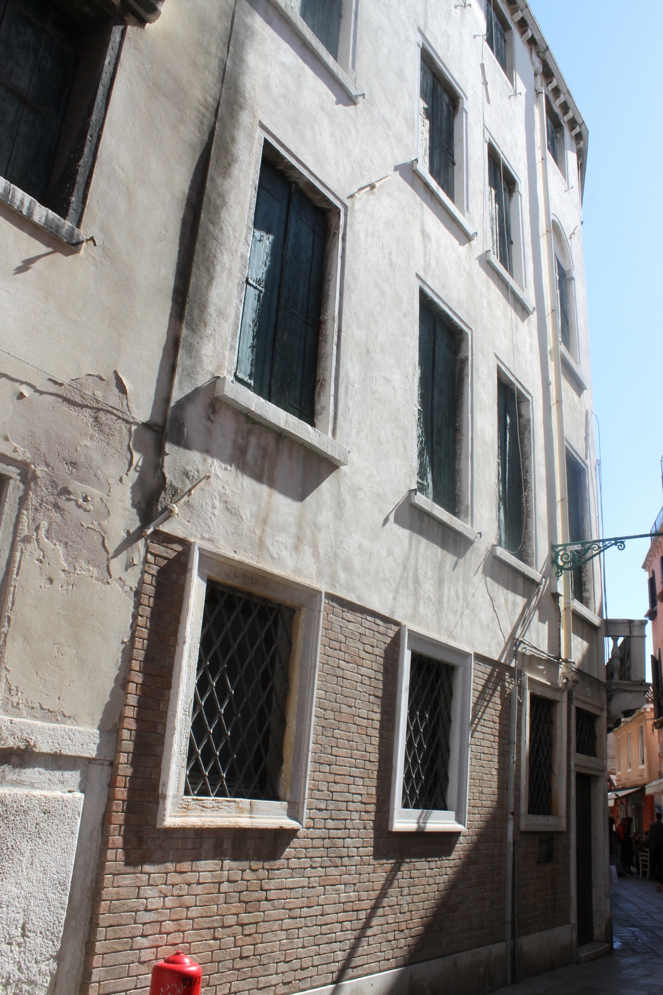 attiguo a palazzo Mariani