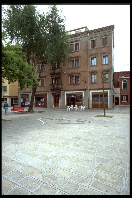 casa a blocco con cortile