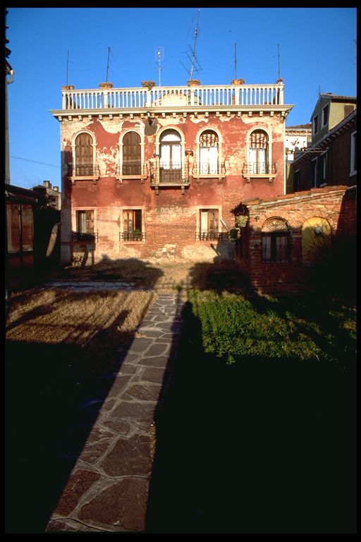 casa a blocco con cortile