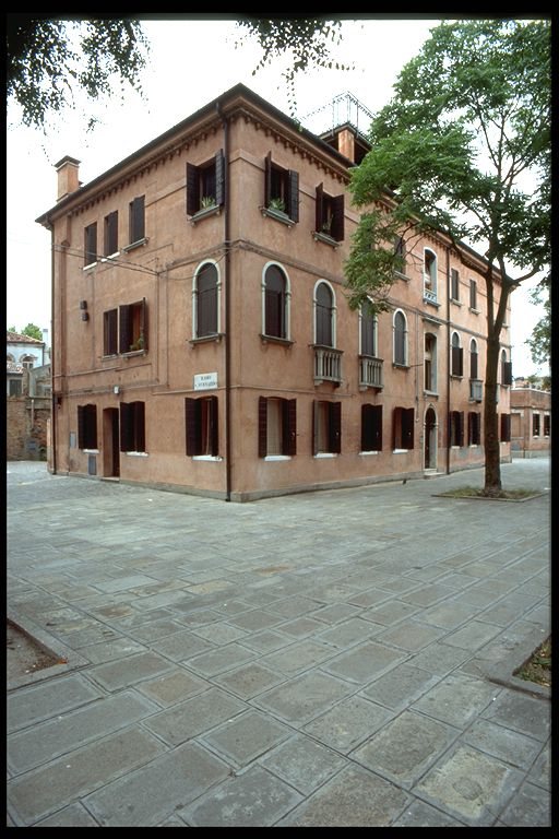 casa a blocco con cortile